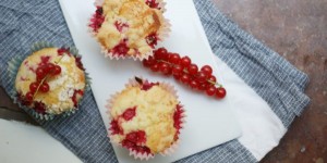 Beitragsbild des Blogbeitrags Ribiselmuffins mit Streuseln | Start in die Beeren-Saison.