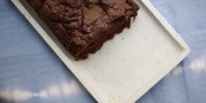 Beitragsbild des Blogbeitrags Veganes Bananenbrot mit Schokolade | so schokoladig, ohne vegan zu schmecken. 