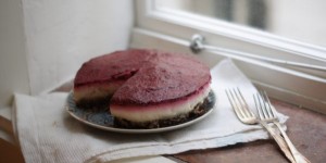 Beitragsbild des Blogbeitrags No-Bake-Torte mit griechischem Jogurt und Himbeerspiegel | herrlich frische Torte ohne backen. 