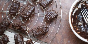 Beitragsbild des Blogbeitrags Selbstgemachte Bountys | paleo, vegan, glutenfrei, frei von raffiniertem Zucker