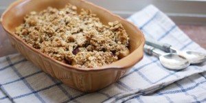 Beitragsbild des Blogbeitrags Gesunder Pfirsich-Crumble | glutenfrei, ohne Butter, ohne raffinierten Zucker, vegan 