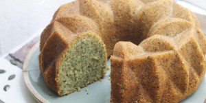 Beitragsbild des Blogbeitrags Apfel-Kürbiskern-Gugelhupf | der saftigste überhaupt.