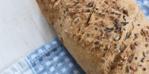 Beitragsbild des Blogbeitrags Kürbiskernbrot aus Dinkelmehl | der Beginn einer wunderbaren Brot-Freundschaft.