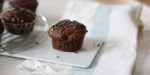 Beitragsbild des Blogbeitrags Schokomuffins Bakery Style | mit üppig Schokolade, wie aus der Bäckerei. 