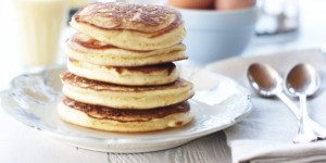 Beitragsbild des Blogbeitrags Eierlikör-Pancakes | fürs Weihnachtsfrühstück – zum Beispiel. 