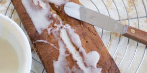 Beitragsbild des Blogbeitrags Walnusskuchen mit Honig | Nusskuchen für Allergiker.