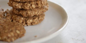 Beitragsbild des Blogbeitrags Erdnussbutter-Bananen-Cookies mit Haferflocken | vollwertige Kekse für zwischendurch. 