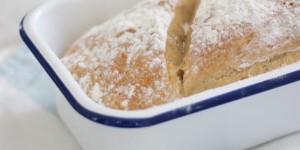 Beitragsbild des Blogbeitrags Topfenbrot mit Sauerteig | mein erstes echtes Sauerteigbrot.