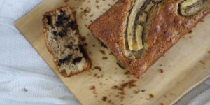 Beitragsbild des Blogbeitrags Bananenbrot mit Tahini & Paranüssen | … und Schokolade hab ich auch noch reingeschummelt!