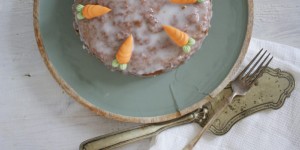 Beitragsbild des Blogbeitrags Klassischer Karottenkuchen | ohne Haselnüsse, dafür mit Walnüssen. 