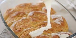 Beitragsbild des Blogbeitrags Zitronenschnecken mit Frischkäse-Frosting | und Lupinenmehl. 