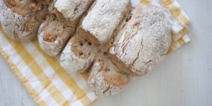 Beitragsbild des Blogbeitrags Tessiner Nussbrot | auf Sauerteig-Basis mit Walnüssen. 