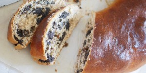 Beitragsbild des Blogbeitrags Saftiger Mohnstrudel aus Vollkorn-Germteig | nach einem Familienrezept.