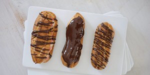 Beitragsbild des Blogbeitrags Eclairs mit Rhabarber-Vanille-Creme | Brandteig auf französische Art. 