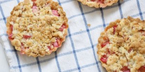 Beitragsbild des Blogbeitrags Kleine Rhabarber-Pies mit Knusperstreusel | und Birkenzucker.