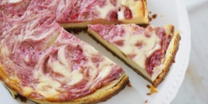 Beitragsbild des Blogbeitrags Cheesecake mit Erdbeer-Swirl | die leichte Variante mit Topfen.