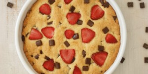 Beitragsbild des Blogbeitrags Riesencookie mit Erdbeeren | wieso klein, wenn man groß haben kann?