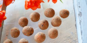 Beitragsbild des Blogbeitrags Karottenkuchen-Energiebällchen | Als ich mich fühlte wie ein Hipstermädchen mit Bustier und Protein-Shake.