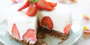 Beitragsbild des Blogbeitrags Panna Cotta-Torte mit Erdbeeren | Sommertorte ohne Backen. 