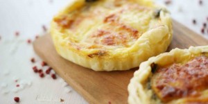Beitragsbild des Blogbeitrags Mangold-Quiches mit Käse und Apfel | Foodblogger in freier Wildbahn. 