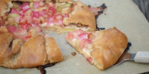 Beitragsbild des Blogbeitrags Rhabarber-Galette mit Frangipane | Mein Rhabarber-Highlight des Jahres.