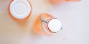 Beitragsbild des Blogbeitrags Einfacher Rhabarbersirup mit Tonkabohne | Sommer im Flascherl einfangen.