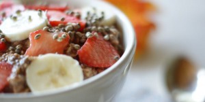 Beitragsbild des Blogbeitrags Overnight Oats mit Bananen und Erdbeeren | eine rudimentäre Rezeptangabe. 