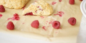 Beitragsbild des Blogbeitrags Himbeer-Kokos-Scones | was Backen mit Physik zu tun hat.