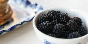 Beitragsbild des Blogbeitrags Kastanien-Pancakes mit Brombeeren | die natürlich glutenfreie Variante. 