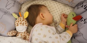Beitragsbild des Blogbeitrags Schlaftipps für Babys und Pampers Baby Dry mit Luftkanaltechnologie