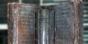 Beitragsbild des Blogbeitrags gedenkjahr? schluss mit dem versteckspiel.