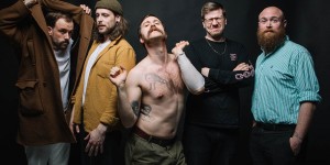 Beitragsbild des Blogbeitrags Toxische Männlichkeit: IDLES – SAMARITANS