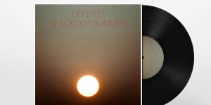 Beitragsbild des Blogbeitrags Dusted – Blackout Summer (Review) 