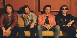 Beitragsbild des Blogbeitrags Arctic Monkeys – Thered Better Be A Mirrorball