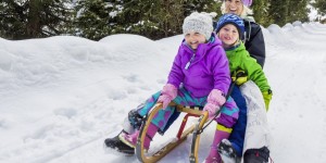 Beitragsbild des Blogbeitrags Rodeln und Winterwandern mit Kindern 