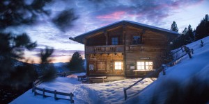 Beitragsbild des Blogbeitrags Boscheben: Eine Winternacht auf der Alm hoch über der Stadt