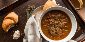 Beitragsbild des Blogbeitrags Gulasch Rezept – ein richtiger österreichischer Klassiker!