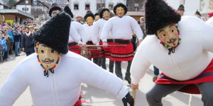 Beitragsbild des Blogbeitrags Wampelerreiten: Spring Triumphs Over Winter In Axams’ Carnival Parade 