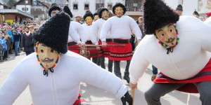 Beitragsbild des Blogbeitrags Wampelerreiten: Spring Triumphs Over Winter In Axams’ Carnival Parade