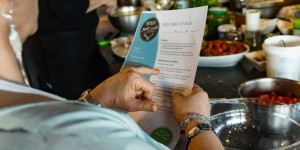 Beitragsbild des Blogbeitrags Essen mit Liebe: Single-Kochkurs im Haus Eden