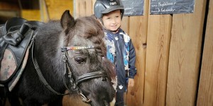 Beitragsbild des Blogbeitrags Ponyreiten: kleine Pferde- großer Spaß