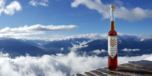 Beitragsbild des Blogbeitrags Traditional Tirolean Liqueur made with the gift of Nature: Zapfenstreich 