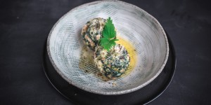 Beitragsbild des Blogbeitrags Innsbruck Wildkräuter-Street-Food: Brennnesselknödel & Holundersaft