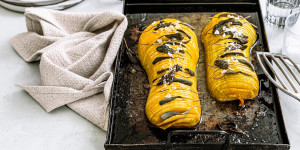 Beitragsbild des Blogbeitrags Knuspriger Hasselback Kürbis