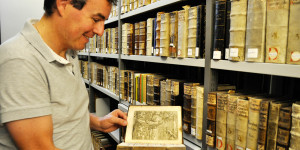 Beitragsbild des Blogbeitrags Stöbern in der Bibliothek des Kapuzinerklosters