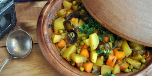 Beitragsbild des Blogbeitrags Alles Marokko. Karotten-Kartoffel-Tajine mit Erbsen. 