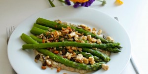 Beitragsbild des Blogbeitrags Green Asparagus with tofu and mashed white beans