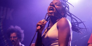 Beitragsbild des Blogbeitrags konzert #87: a tale of golden keys, the go! team, dramas @ waves vienna festival | 27.09.2018