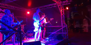 Beitragsbild des Blogbeitrags konzert #20: bonjourtropfen @ arena beisl open air | 17.08.2020