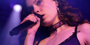 Beitragsbild des Blogbeitrags konzert #6: holly humberstone @ simm city | 23.02.2024